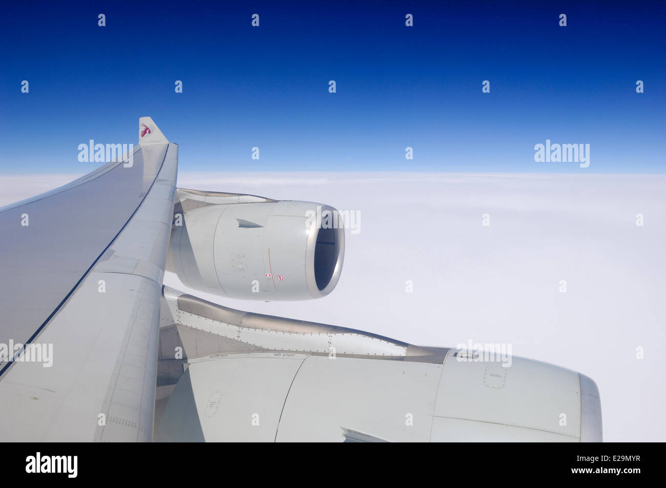 Vereinigte Arabische Emirate, Dubai Emirat, Flügel eines Flugzeugs von Qatar Airways in den Himmel über den Wolken Stockfoto