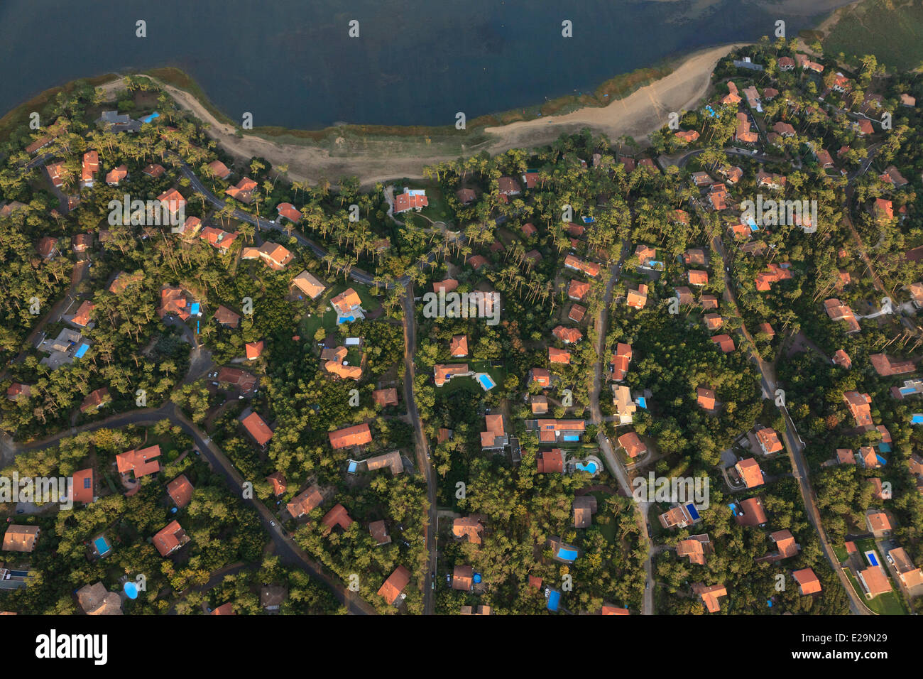 Frankreich, Landes, Hossegor, opulente Villen am See (Luftbild) Stockfoto