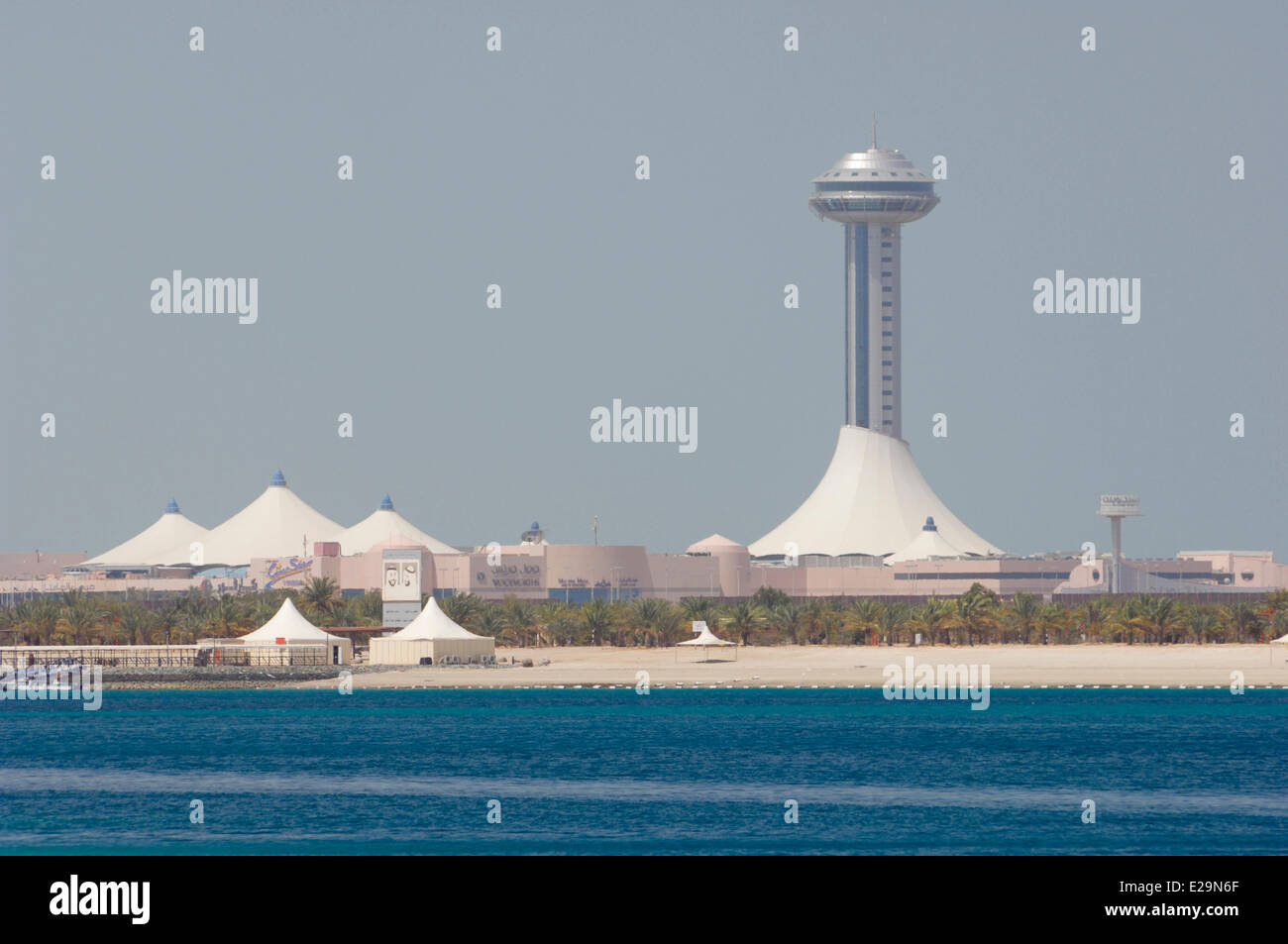 Vereinigte Arabische Emirate, Emirat Abu Dhabi, Abu Dhabi Stadt, Marina Village Shopping-Center von seinem Panorama Turm dominiert Stockfoto