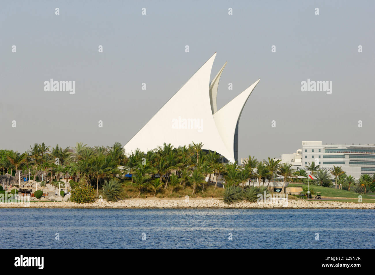 Vereinigte Arabische Emirate, Emirat Dubai, Dubai, Dubai Creek Arm des Stuhls mit den Segel geformten Gebäuden des Dubai Creek Golf und Stockfoto