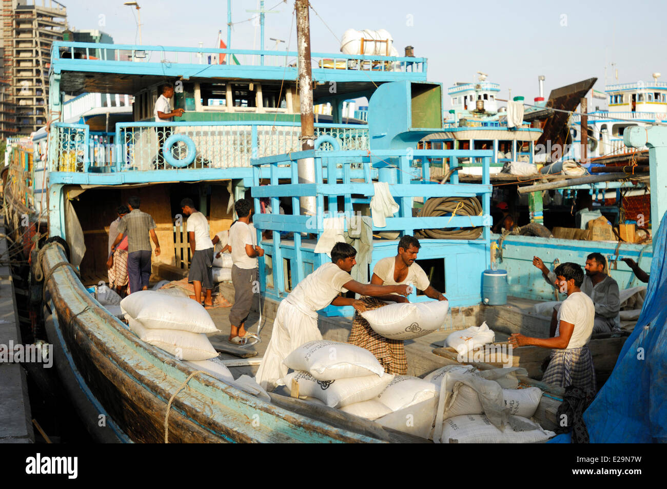 Vereinigte Arabische Emirate, Dubai Emirat Dubai Dhow Kaianlage, pakistanische Matrosen schwere Säcke auf einer Dhau-Ladung von hand be- Stockfoto