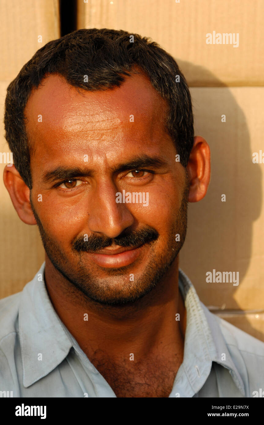 Vereinigte Arabische Emirate, Dubai Emirat Dubai Dhow Kaianlage, Porträt der pakistanischen Seeleute Stockfoto