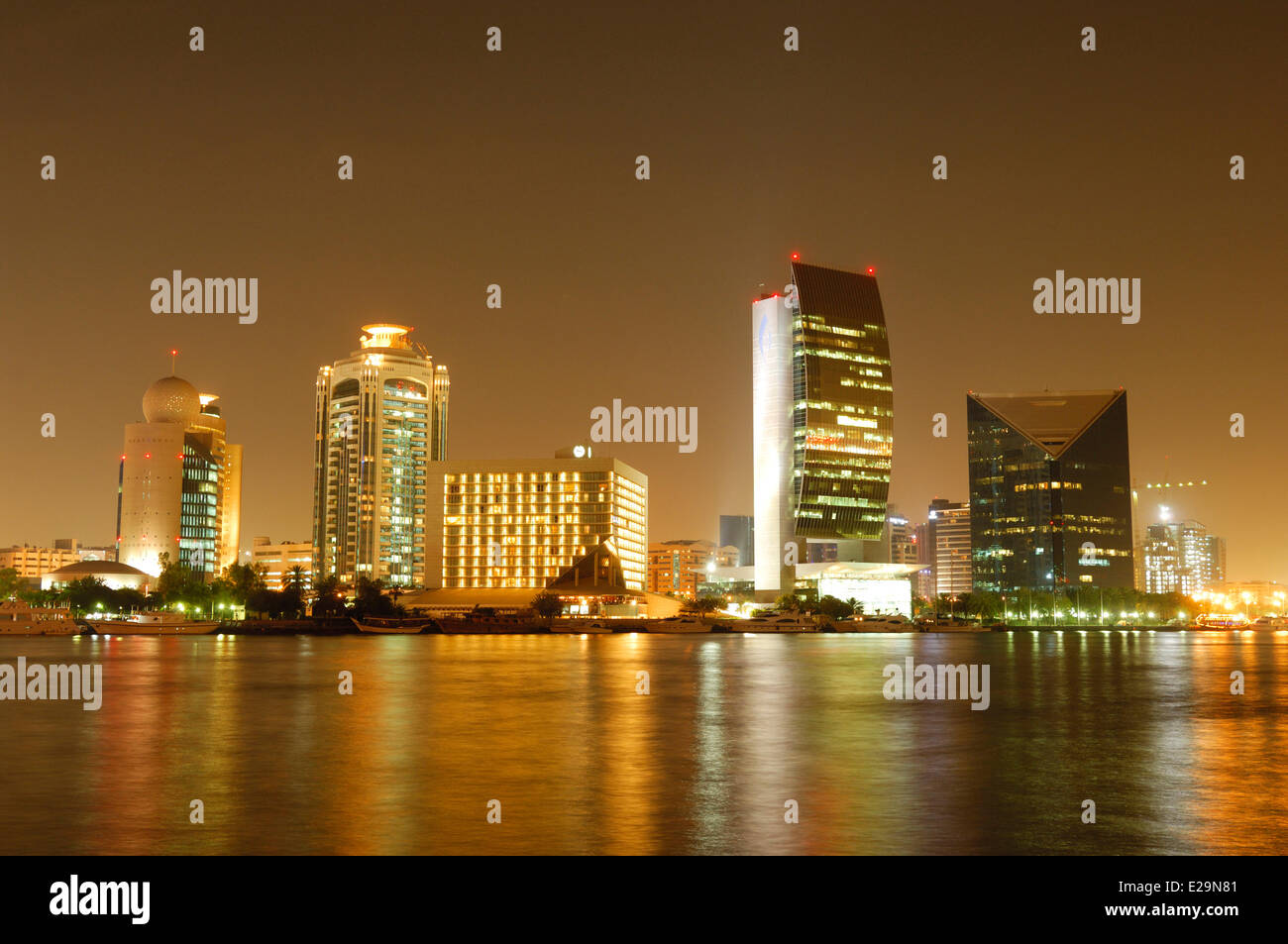 Vereinigte Arabische Emirate, Emirat Dubai, Dubai, moderne Gebäude der National Bank of Dubai und Industrie-und Handelskammer und Industrie Stockfoto