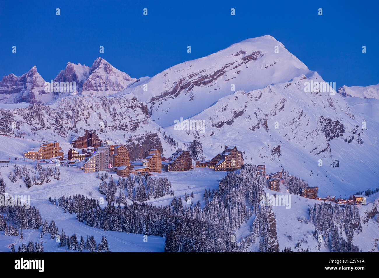 Frankreich, Haute Savoie, Avoriaz mit Blick auf die Dents Blanches (2757m) Stockfoto