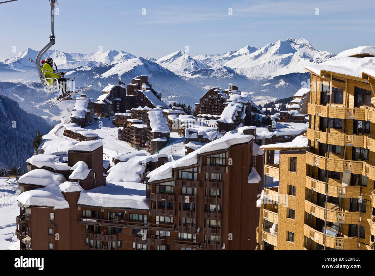 Frankreich, Haute Savoie, Avoriaz, Sessellift vor dem Ski resort Stockfoto