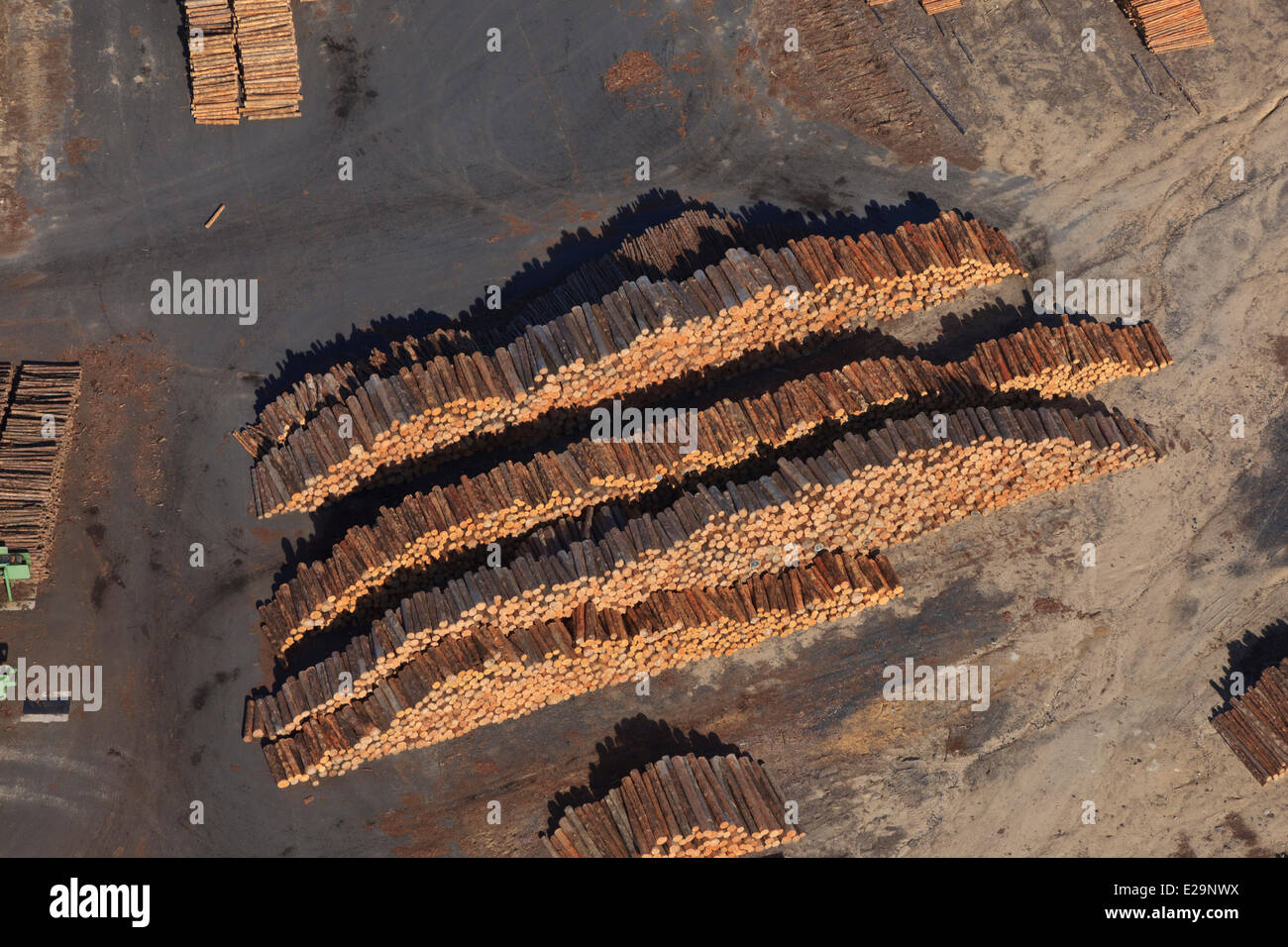 Frankreich, Lozere, Aumont Aubrac, Rondino Sägewerk Holz behandelt außerhalb (Luftbild) Stockfoto