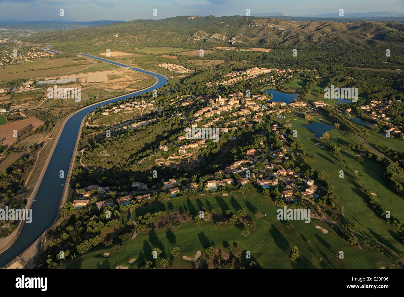 Frankreich, Bouches-du-Rhône, Mallemort, Fläche von Pont Royal in der Provence und den Kanal EEF (Luftbild) Stockfoto