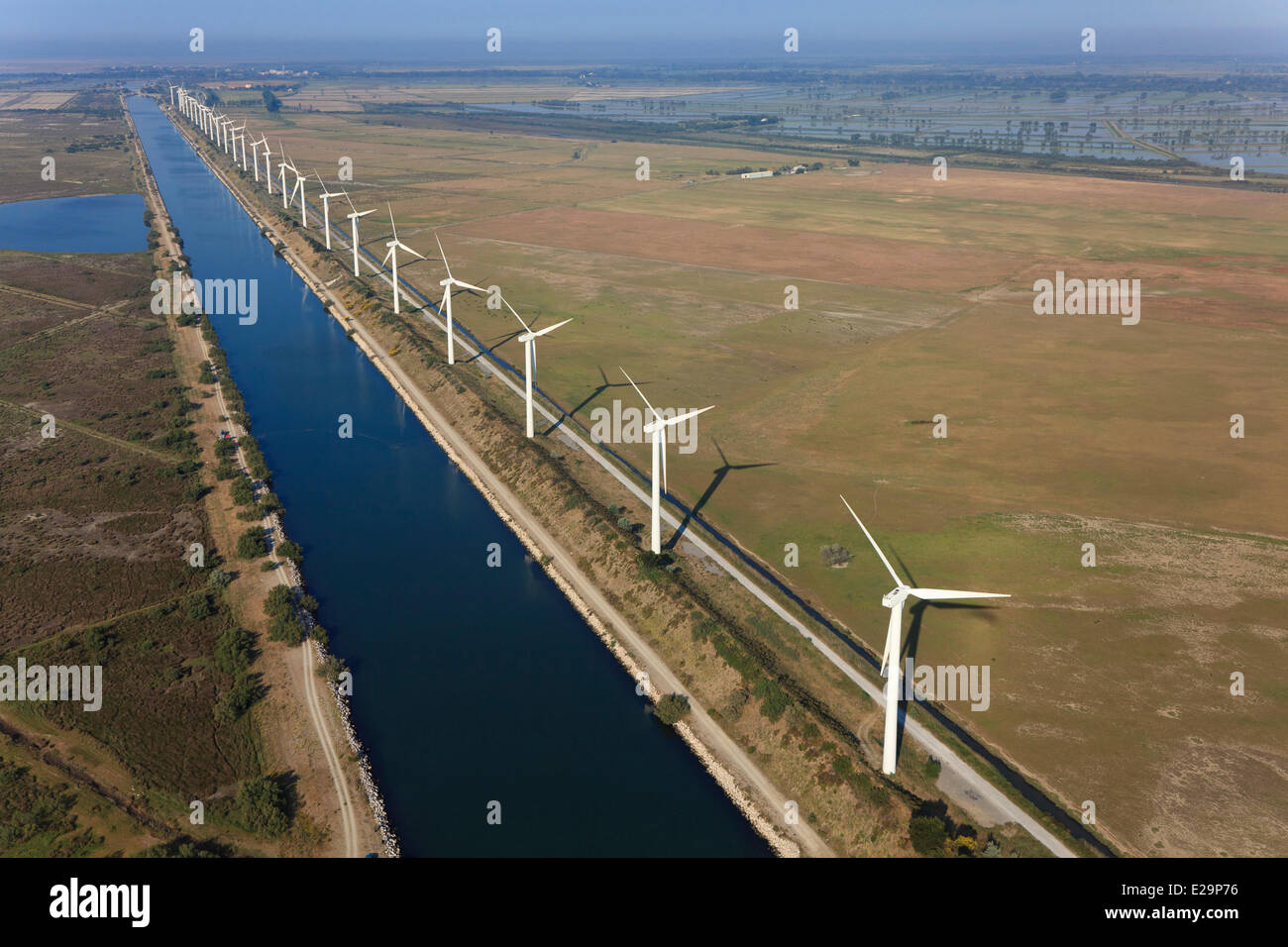 Frankreich, Bouches du Rhone, Kanal, Windpark in Fos Sur Mer, 850 kW, 25 Turbinen von 75m hoch, Bereich der Hafen von Marseille zwischen Stockfoto