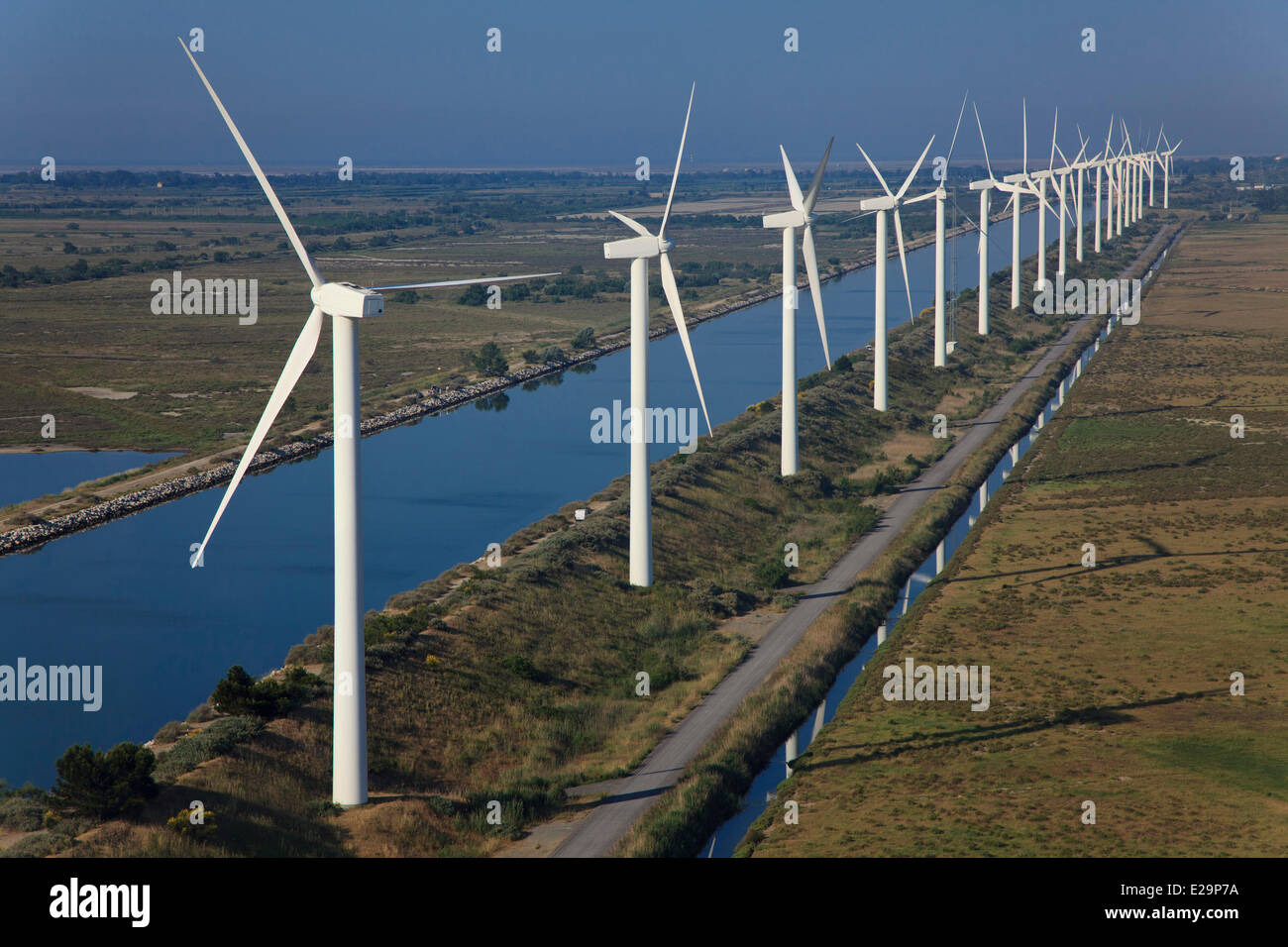 Frankreich, Bouches du Rhone, Kanal, Windpark in Fos Sur Mer, 850 kW, 25 Turbinen von 75m hoch, Bereich der Hafen von Marseille zwischen Stockfoto