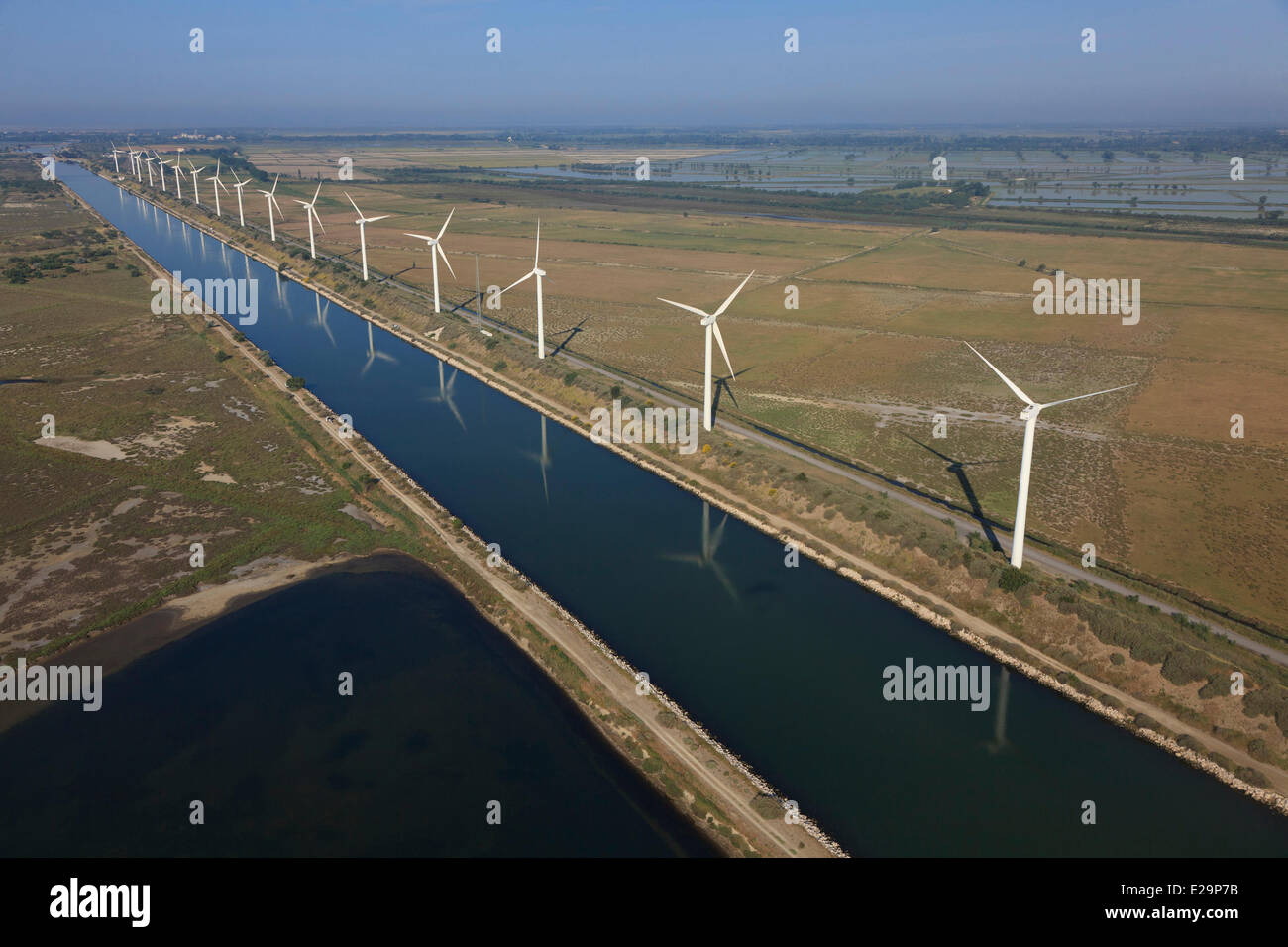 Frankreich, Bouches du Rhone, Kanal, Windpark in Fos Sur Mer, 850 kW, 25 Turbinen von 75m hoch, Bereich der Hafen von Marseille zwischen Stockfoto