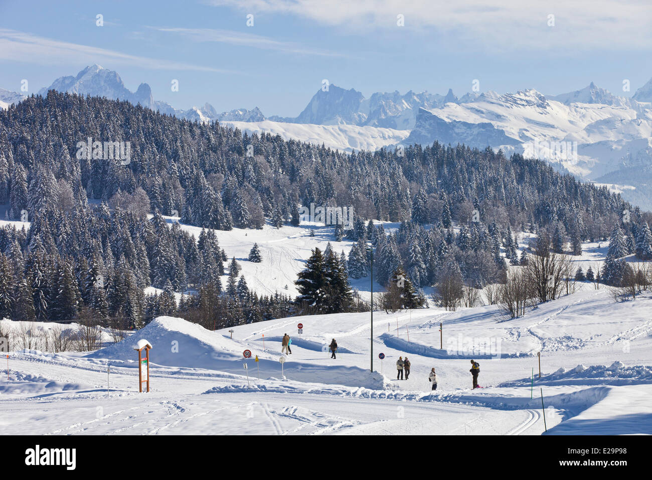Frankreich, Haute Savoie, Praz de Lys mit Blick auf das Massif du Mont Blanc und der Aiguilles de Chamonix Stockfoto