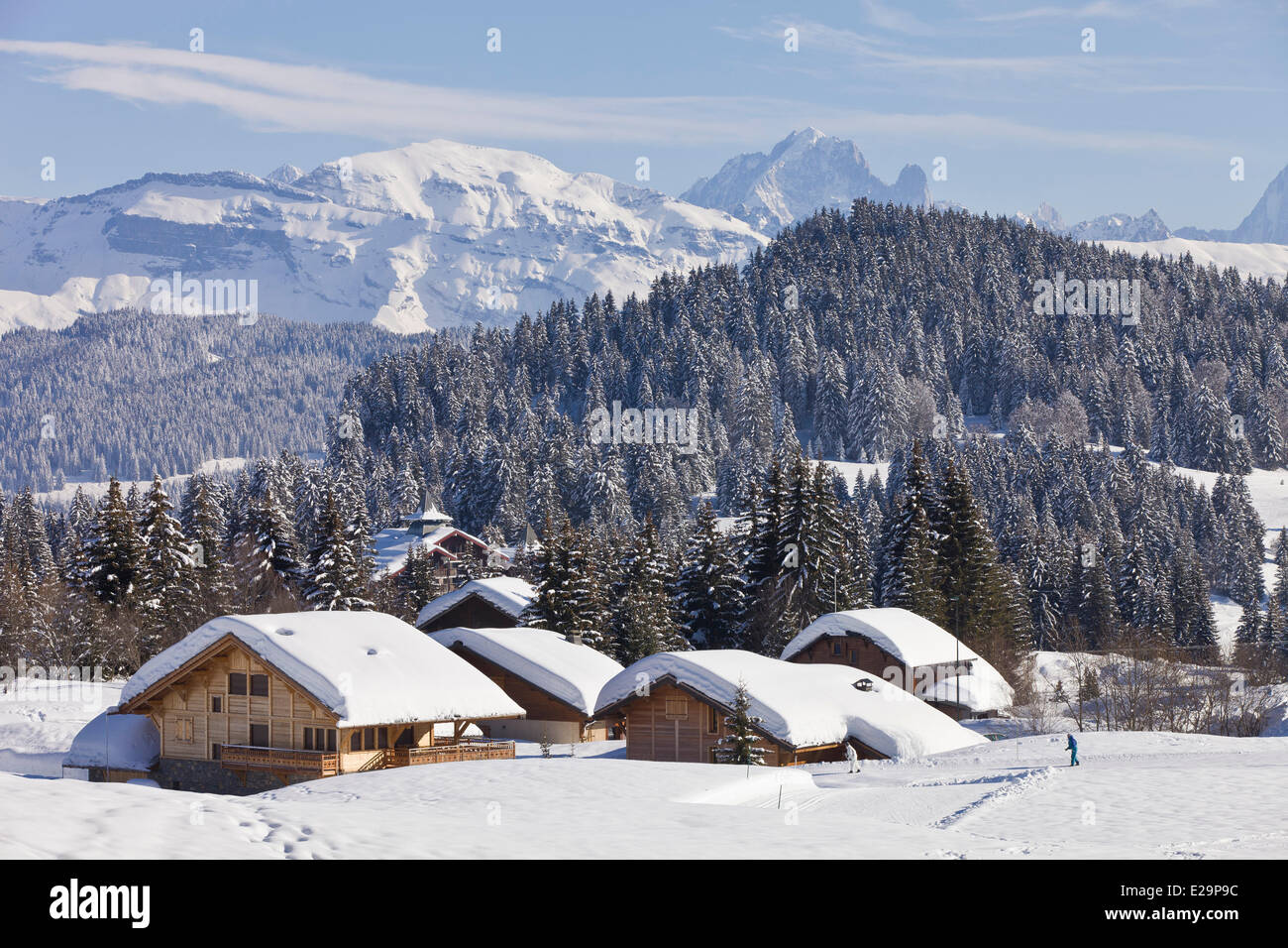 Frankreich, Haute Savoie, Praz de Lys mit Blick auf das Massif du Mont Blanc und der Aiguilles de Chamonix Stockfoto