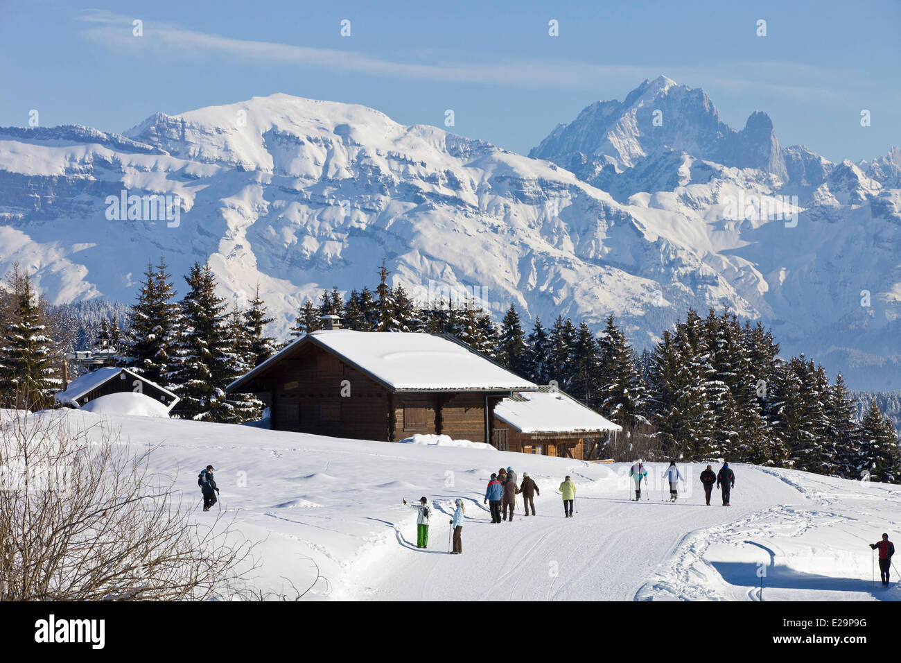 Frankreich, Haute Savoie, Praz de Lys mit Blick auf das Massif du Mont Blanc und der Aiguilles de Chamonix, der Aiguille Stockfoto
