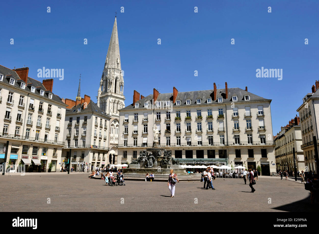 Frankreich, Loire-Atlantique, Nantes, grün Kulturhauptstadt 2013, Place Royale und Brunnen und Saint Nicolas Basilika Stockfoto