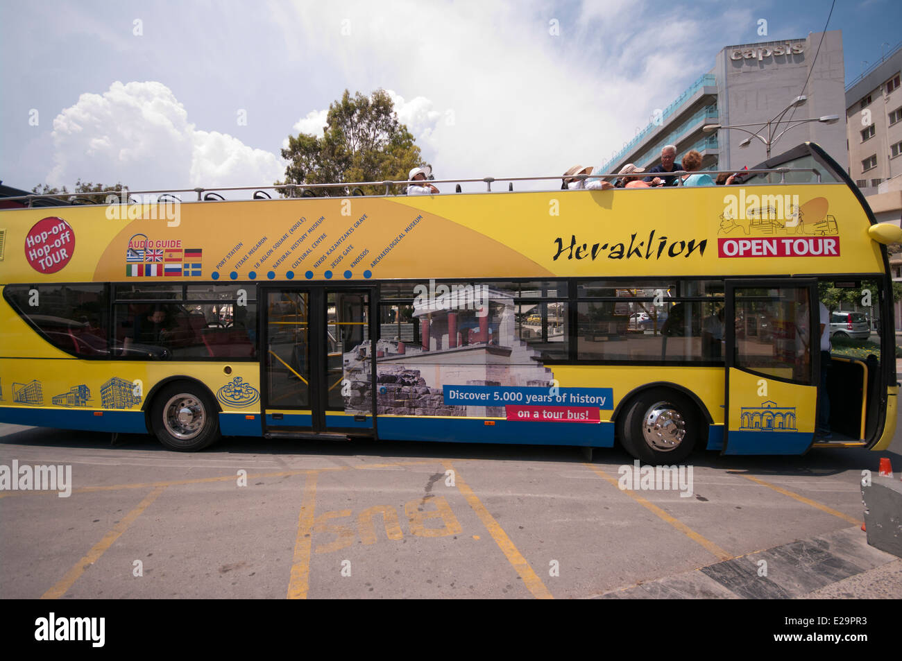 Touristen auf einem offenen Top Tour Bus Heraklion Kreta Stockfoto