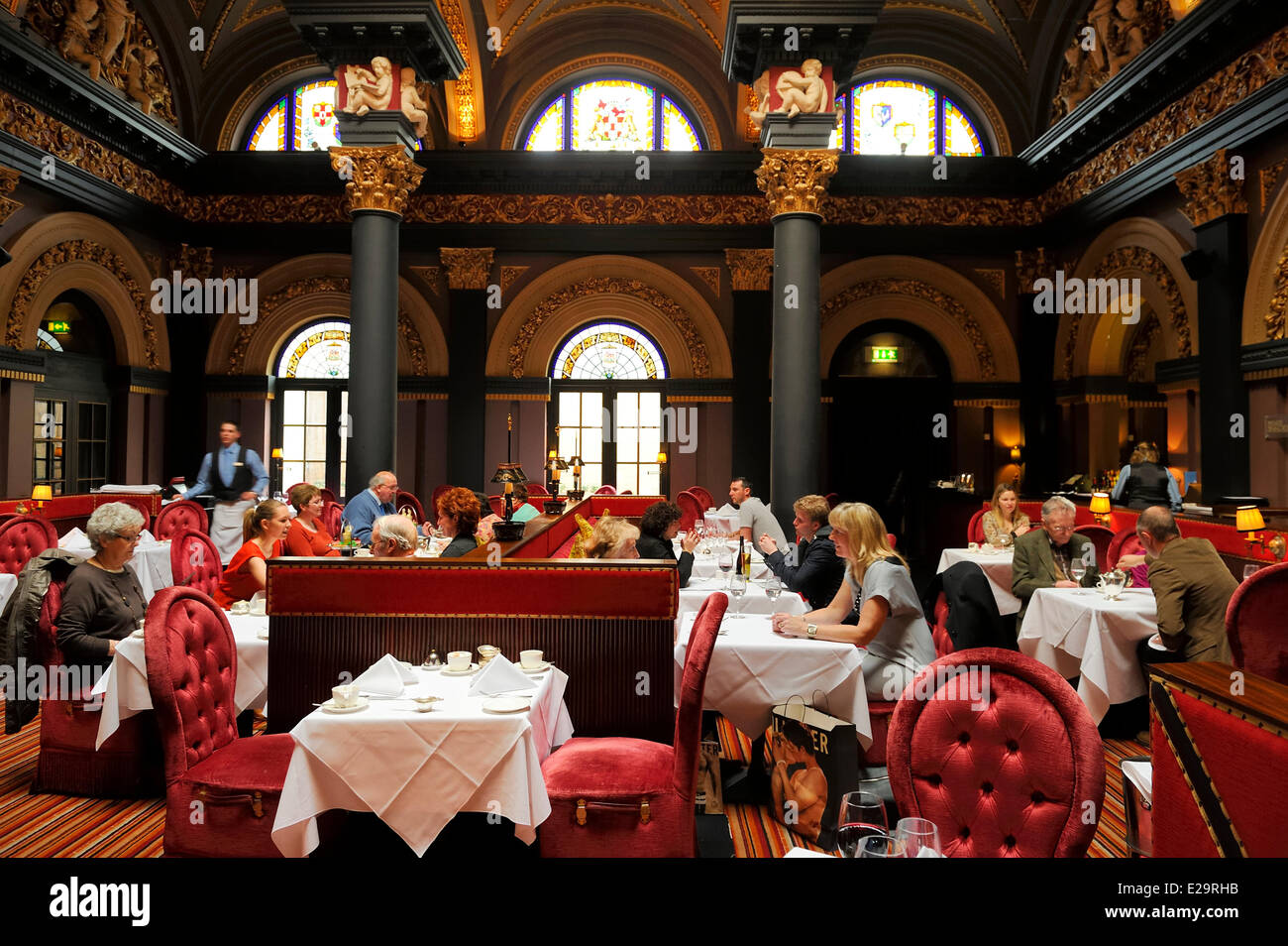 Großbritannien, Nordirland, Belfast, das Restaurant des The Merchant Hotels im großen Saal einer ehemaligen Bank Stockfoto