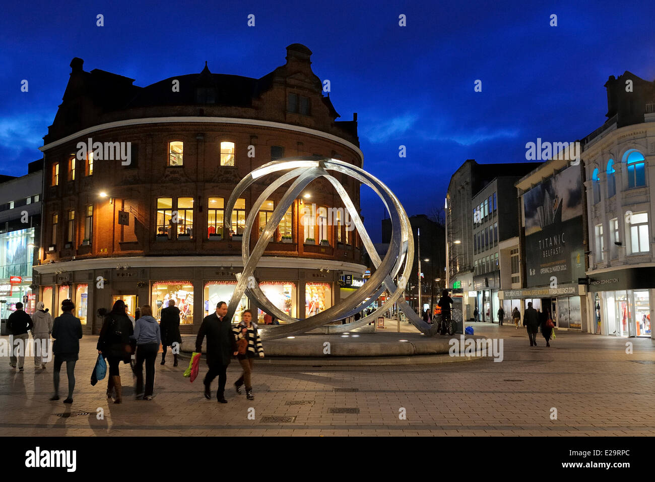 Großbritannien, Nordirland, Belfast, die Skulptur Spirit of Belfast von Dan George Arthur Square und Cornmarket Stockfoto