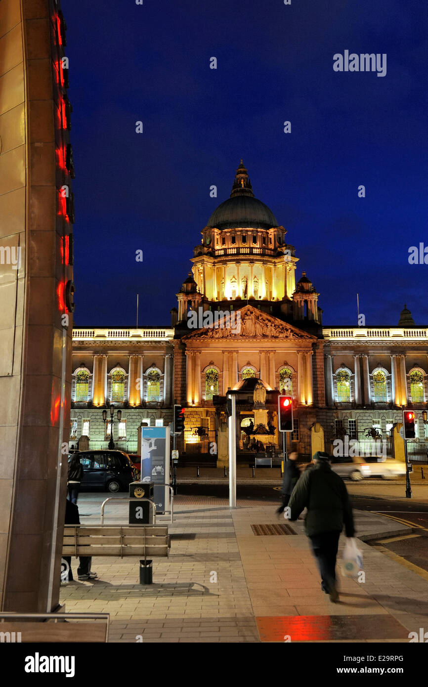 Großbritannien, Nordirland, Belfast, der City Hall am Donegall Square und Säule des Gedächtnisses der Titanic Stockfoto