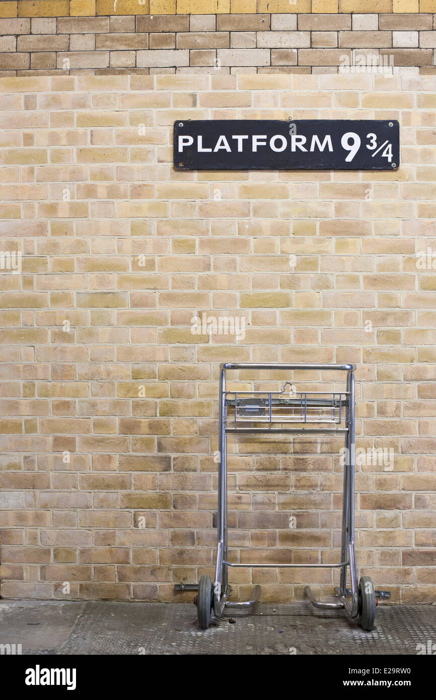Vereinigtes Königreich, London, King's Cross Station, Plattform 9 ¥ wie von Harry Potter an der Hogwarts-Express an Bord Stockfoto