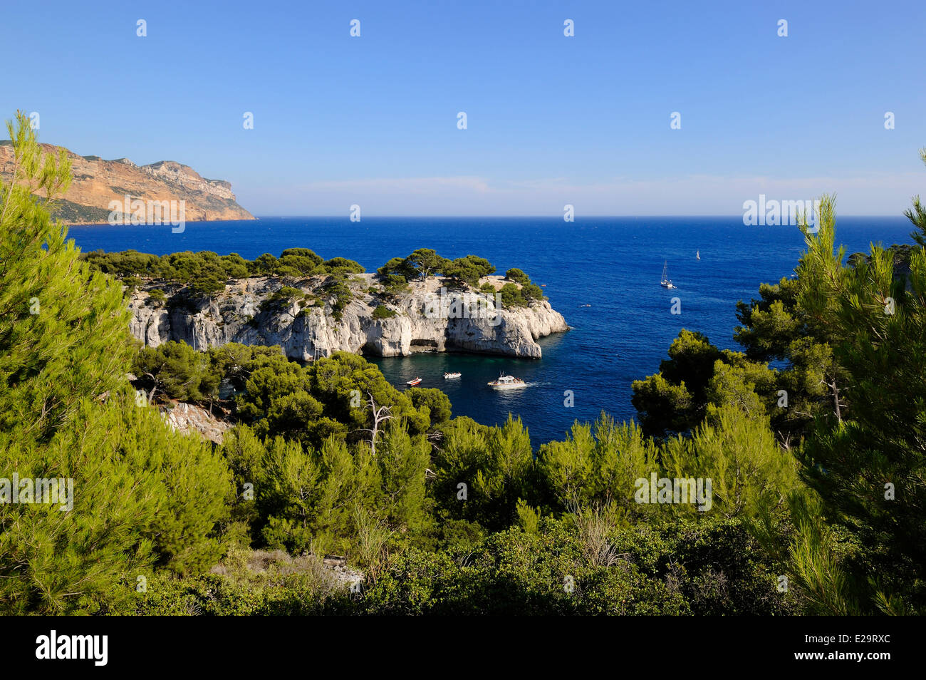 Frankreich, Bouches du Rhone, Cassis, Halbinsel Port Miou und die Klippen des Cap Canaille im Hintergrund Stockfoto
