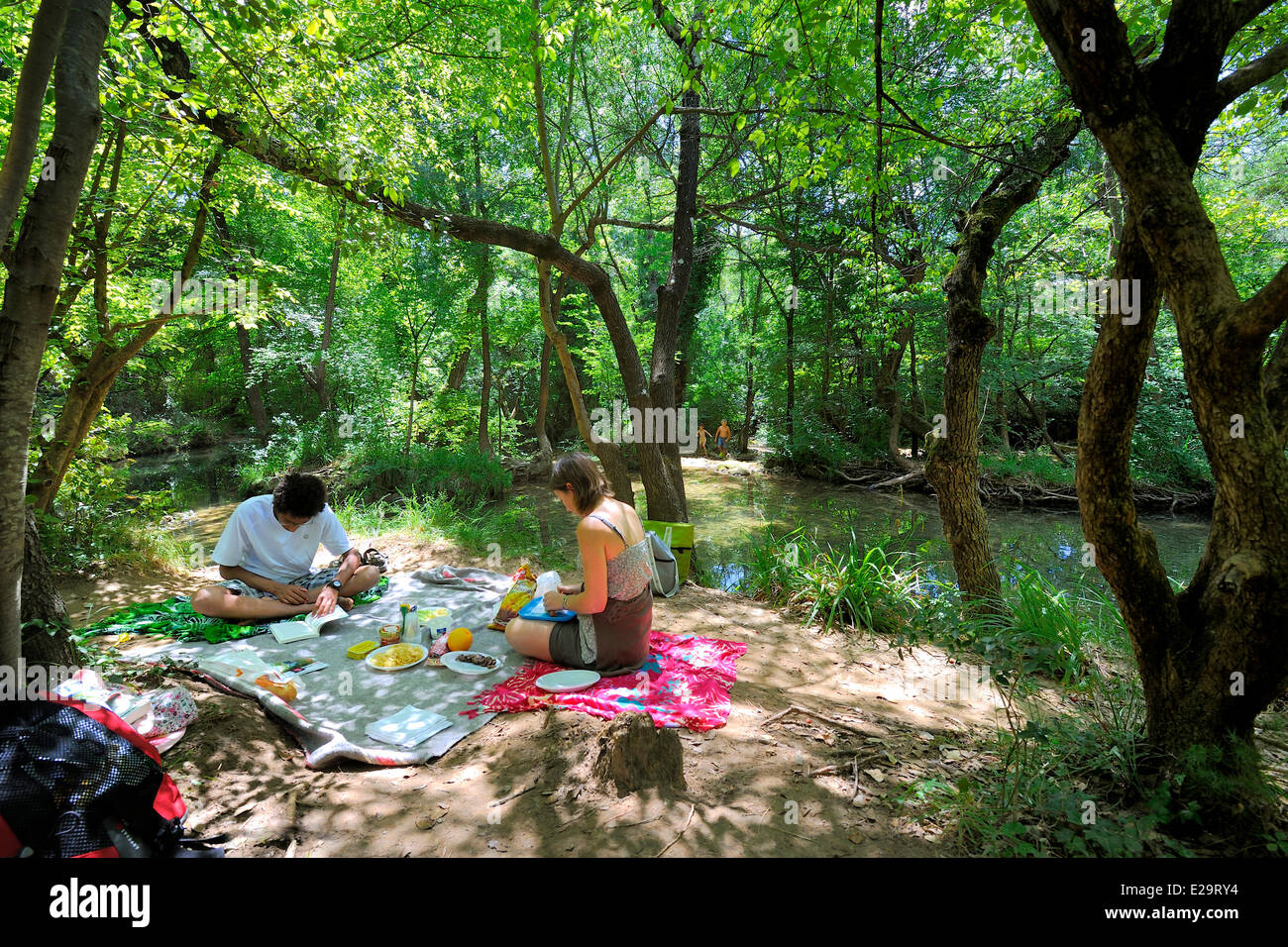 Frankreich, Var, Provence Verte (Provence Verte), Tourves, Picknick am Ufer des Flusses Caramy in der Caramy-Schlucht Stockfoto