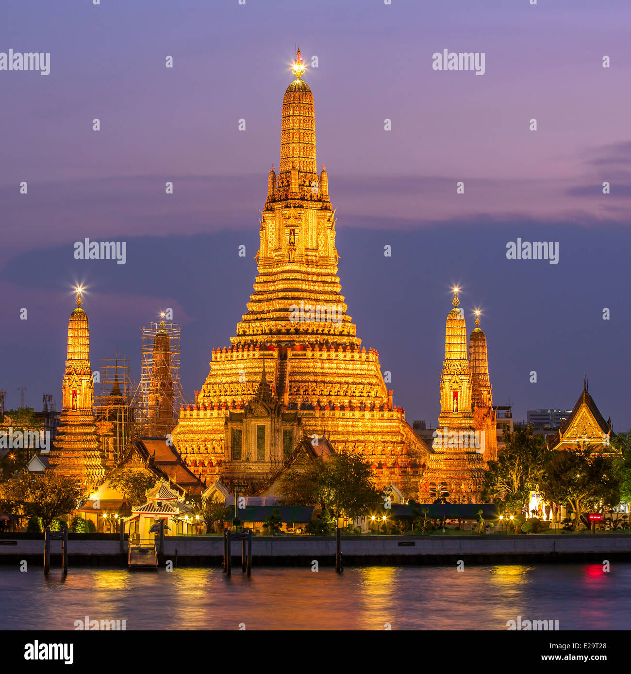 Beleuchteten Wat Arun in Bangkok, Thailand Stockfoto