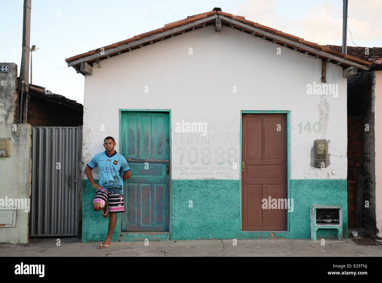 Ein Mann mit einem Trikot der britischen Premier League Club Manchester City steht vor einem Haus in einem Dorf in der Nähe von Porto Seguro in Brasilien, 9. Juni 2014. Die deutsche Fußball-Nationalmannschaft bleibt während der Fußball-WM 2014 in einem Hotel in der Nähe von Porto Seguro. FIFA World Cup findet in Brasilien vom 12 Juni bis 13 Juli 2014.Photo: Andreas Gebert/Dpa Stockfoto