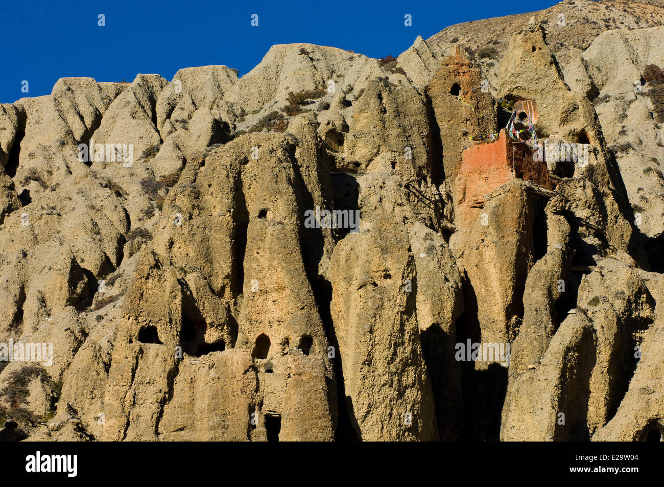 Nepal, Dhawalagiri Zone, Mustang District (ehemalige Königreich Lo), Yara, die alte hängende Kloster Luri, von den kadampa Stockfoto