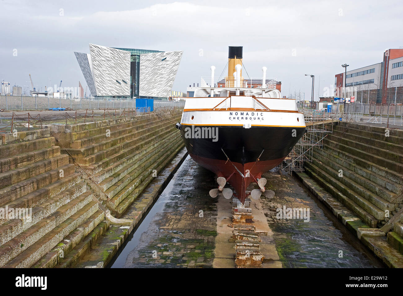 Großbritannien, Nordirland, Belfast, Belfast Titanic Museum und Nomadic, das Schiff zum 1. übertragen und Stockfoto
