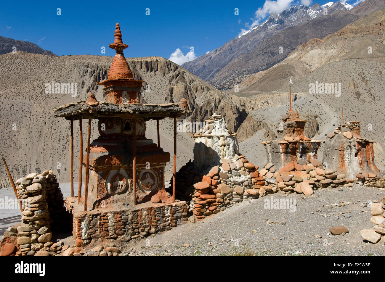 Nepal, Dhawalagiri Zone, Mustang District (ehemalige Königreich Lo), Thangbe, Gruppe von alten Chorten mit Kali Gandaki Tal Stockfoto
