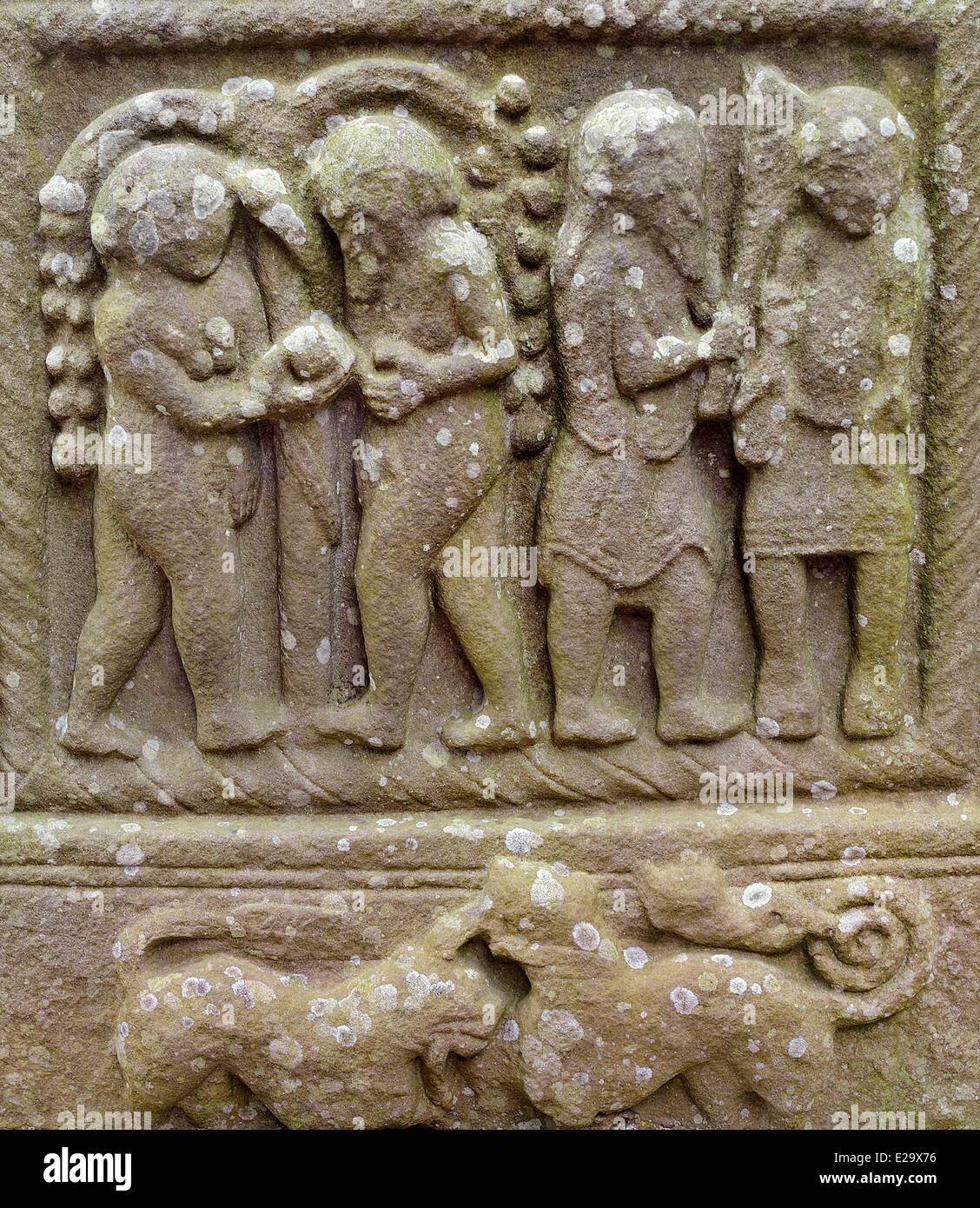 Irland, County Louth, Monasterboice Muiredachs hohen Kreuz (900-923 n. Chr.), der Fall von Adam und Eva und den Tod von Abel die Stockfoto