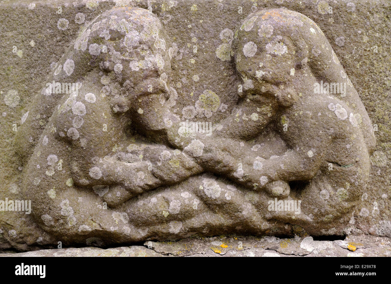 Irland, County Louth, Monasterboice Muiredachs High cross (900-923 n. Chr.), zwei Bart-Abzieher Bart-Abzieher sind eine gemeinsame Stockfoto