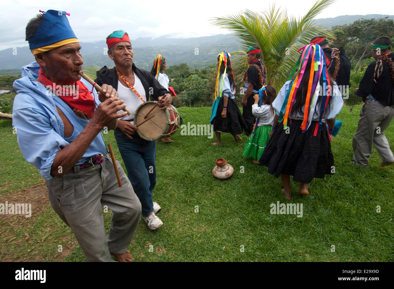 Peru, San Martin, Lamas, Provinzhauptstadt von indigenen Quechua Lamista Ritual der Pago auf der Pachamama (Mutter Stockfoto