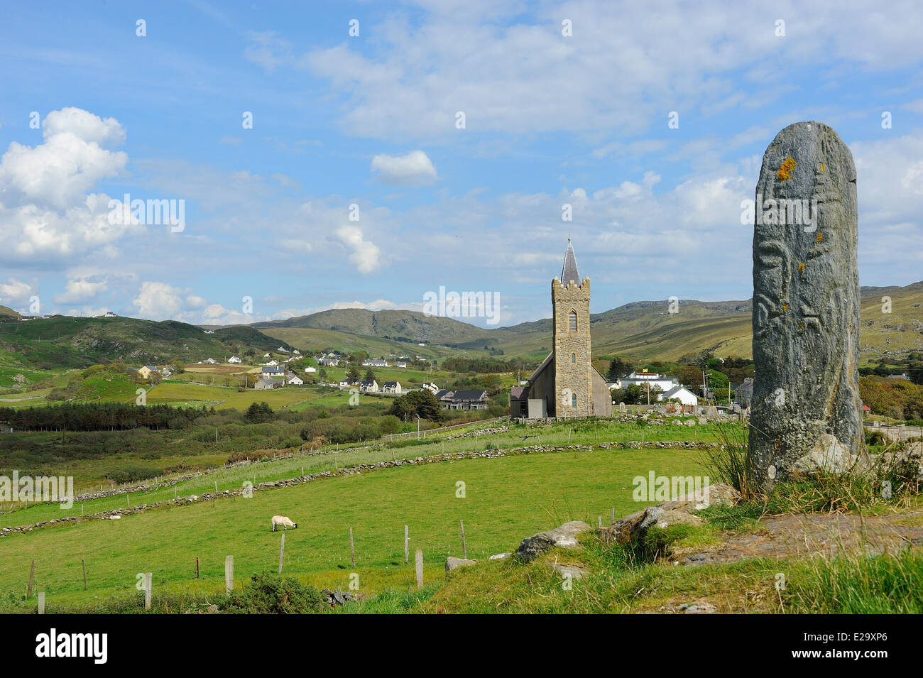 Irland, County Donegal, cille (Glencolmcille), Carved stehend Stein und Pfarrkirche Stockfoto