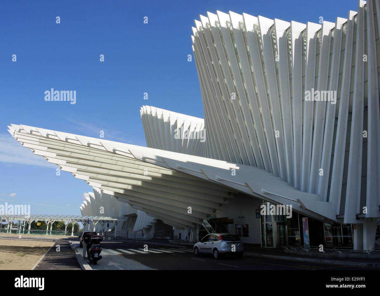 Außenansicht des Bahnhofs "Reggio Emilia AV Mediopadana' in der Nähe von Reggio Emilia (Italien), am 1. Juni 2014 vom spanischen Architekten Santiago Calatrava entworfen. Stockfoto