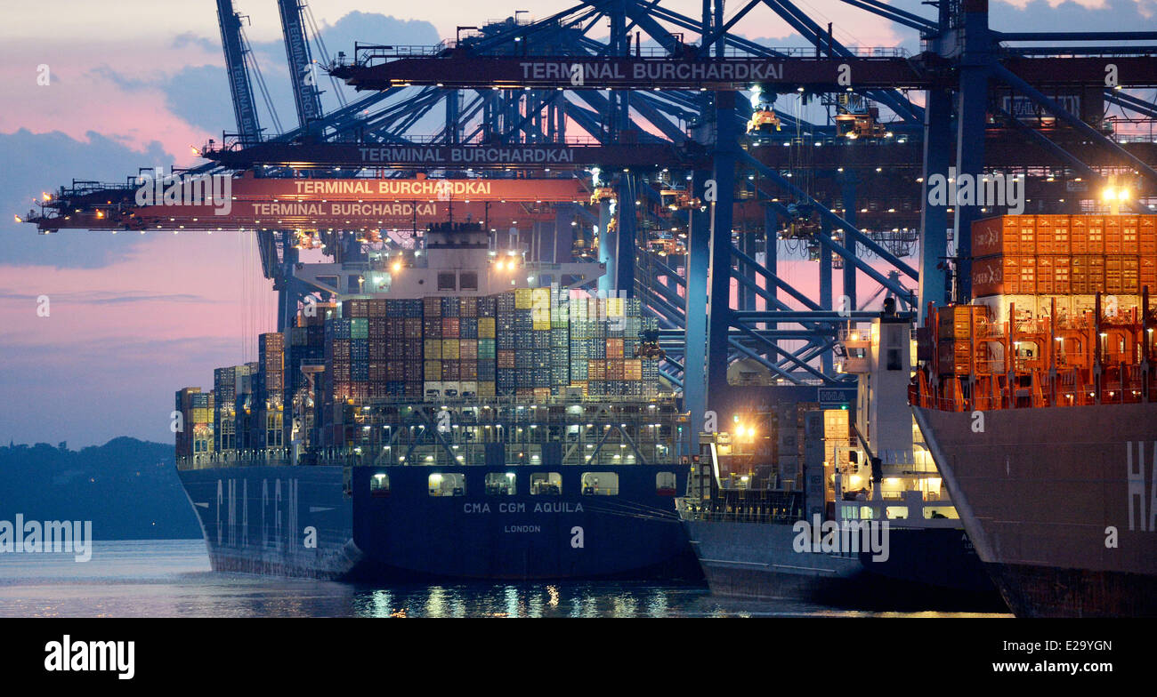 Containerschiffe sind 9. Juni 2014 in Hamburg im Hamburger Hafen angedockt. Stockfoto