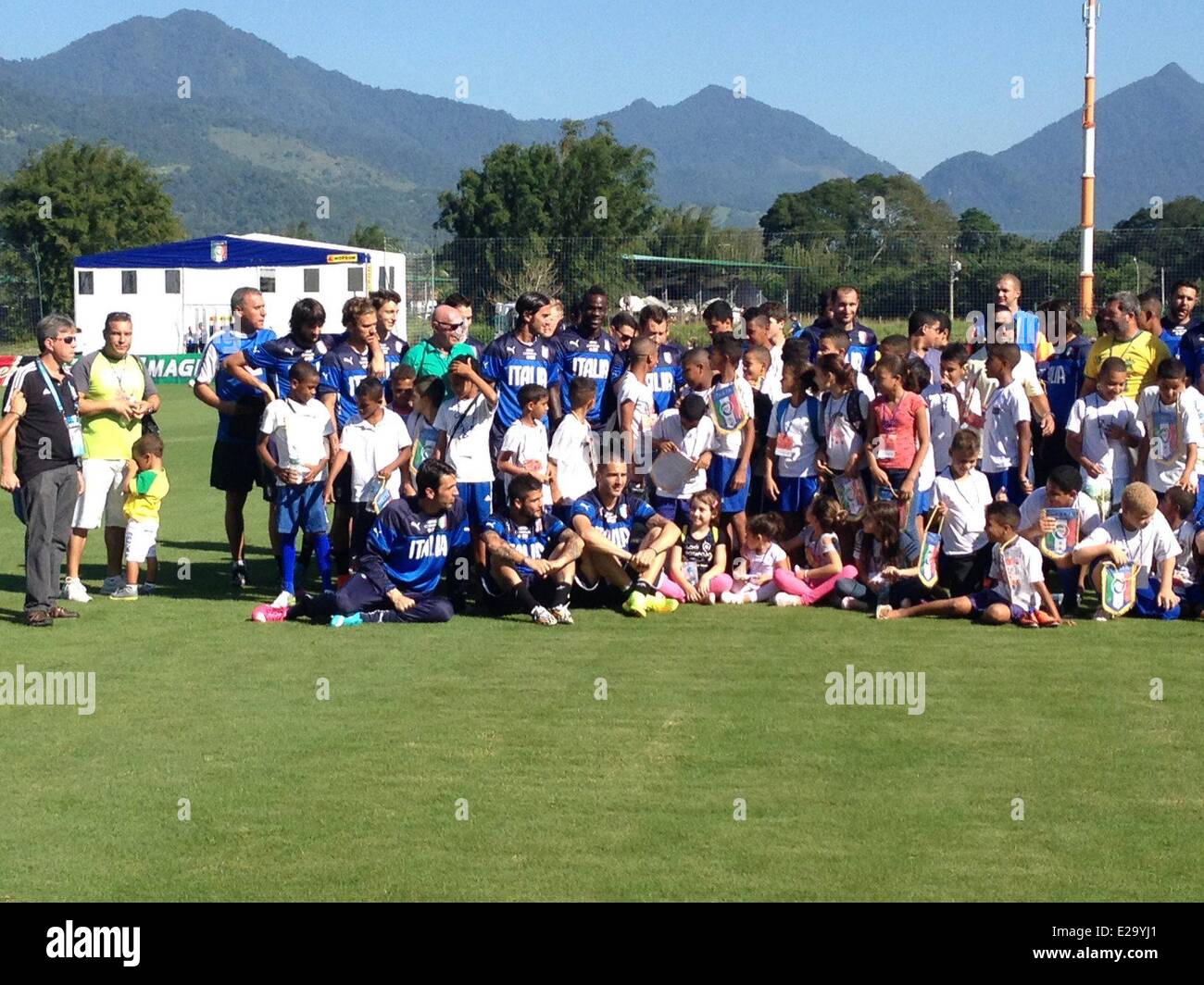Italienische Fußball-Nationalmannschaft bekam Besuch von Studenten der Schulen von Mangaratiba, im südöstlichen Brasilien, Rio De Janeiro am 17. Juni 2014, wo sich das Team in der FIFA WM 2014 konkurrieren aufhält. Bildnachweis: Dpa picture Alliance/Alamy Live News Stockfoto