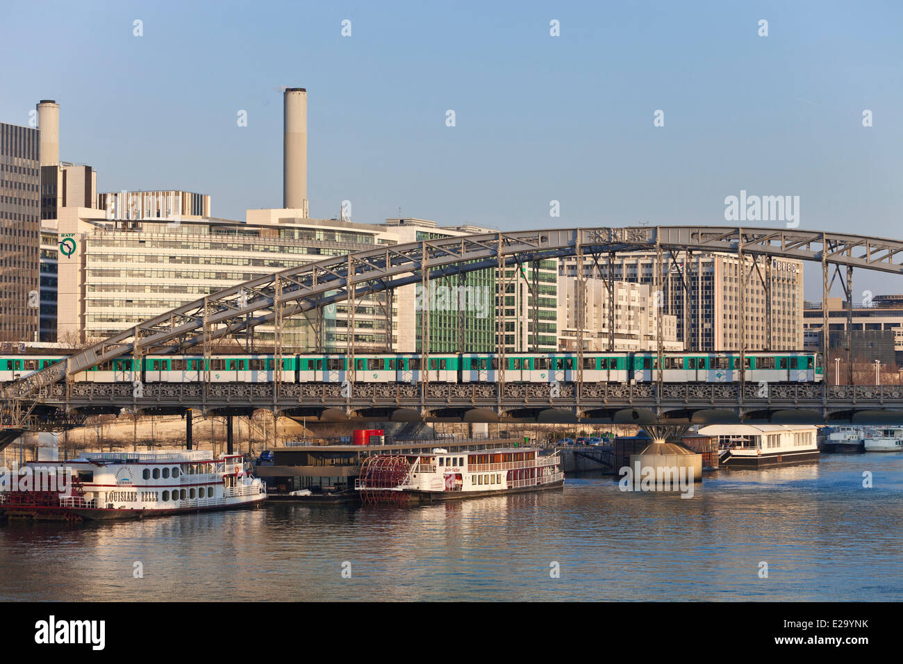 Frankreich, Paris, Austerlitz Viadukt und uBahn Linie 5, Quai de Bercy Geschäftsviertel und dem