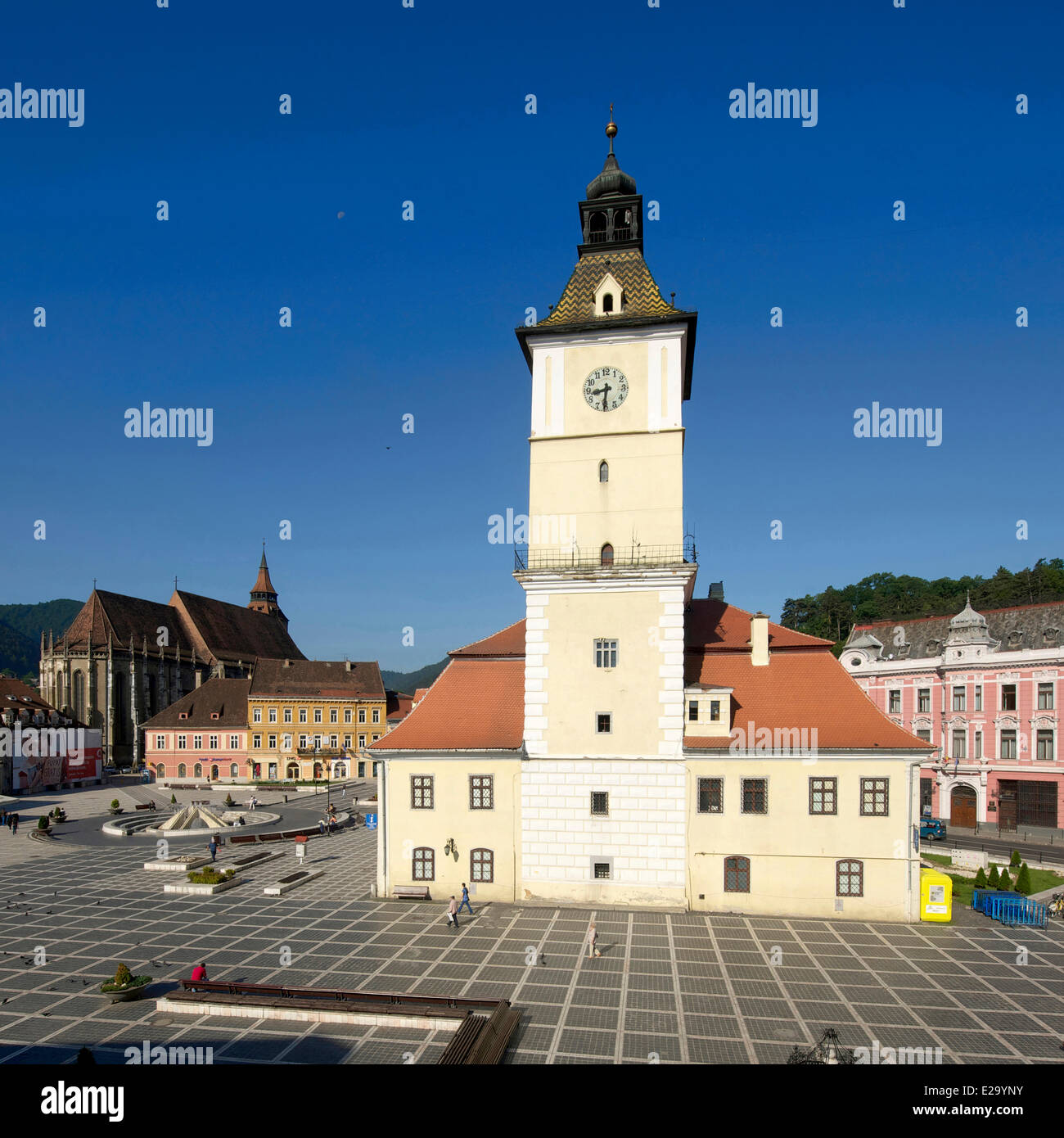 Rumänien, Transsilvanien, Brasov, Piata Sfatului (Rathausplatz), Casa Sfatului (Rathaus) und schwarze Neagra (schwarze Stockfoto