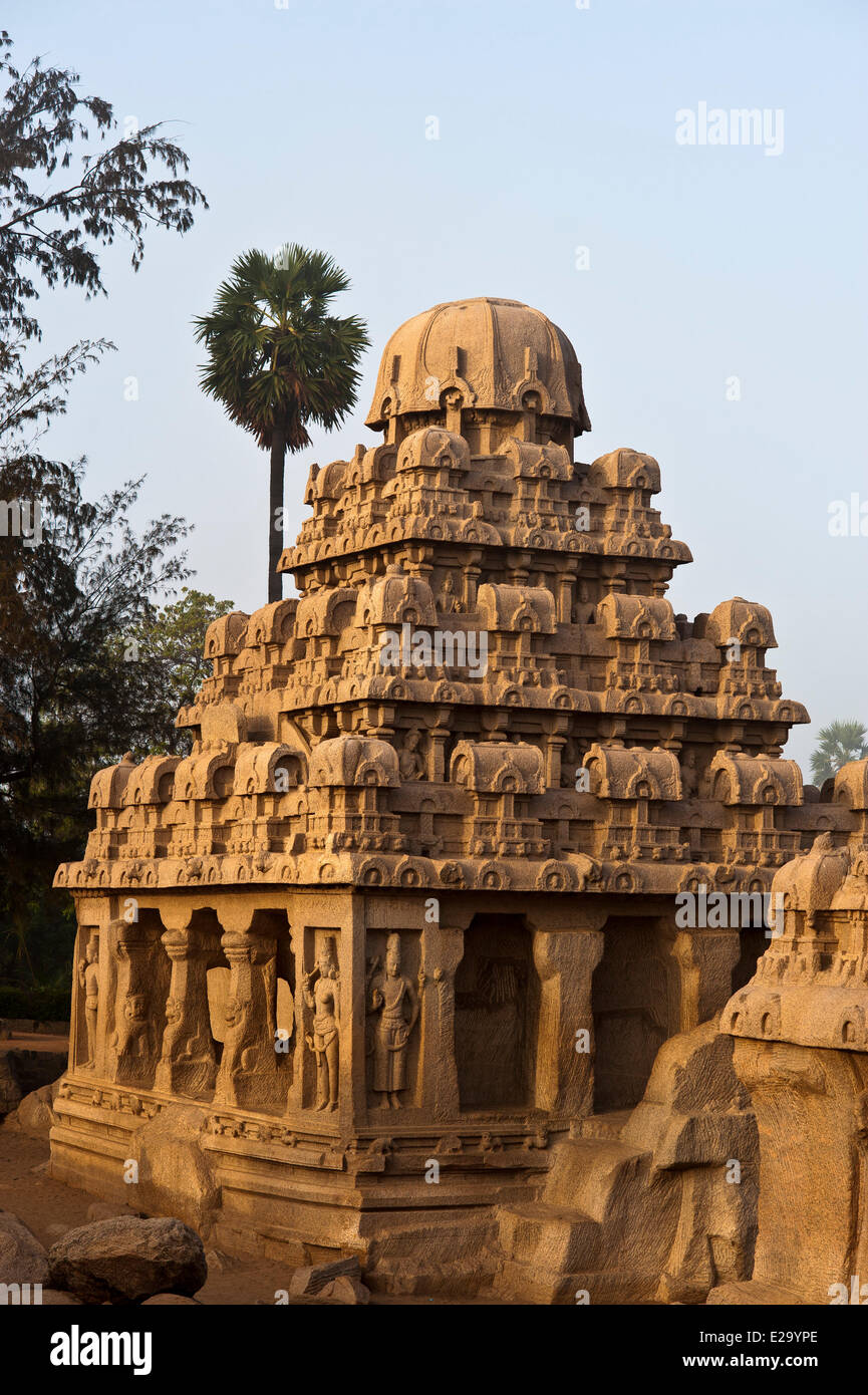 Indien, Tamil Nadu Zustand, Mahabalipuram (oder Mamallapuram), die fünf Rathas als Weltkulturerbe von der UNESCO gelistet sind eine Reihe von 5 Stockfoto