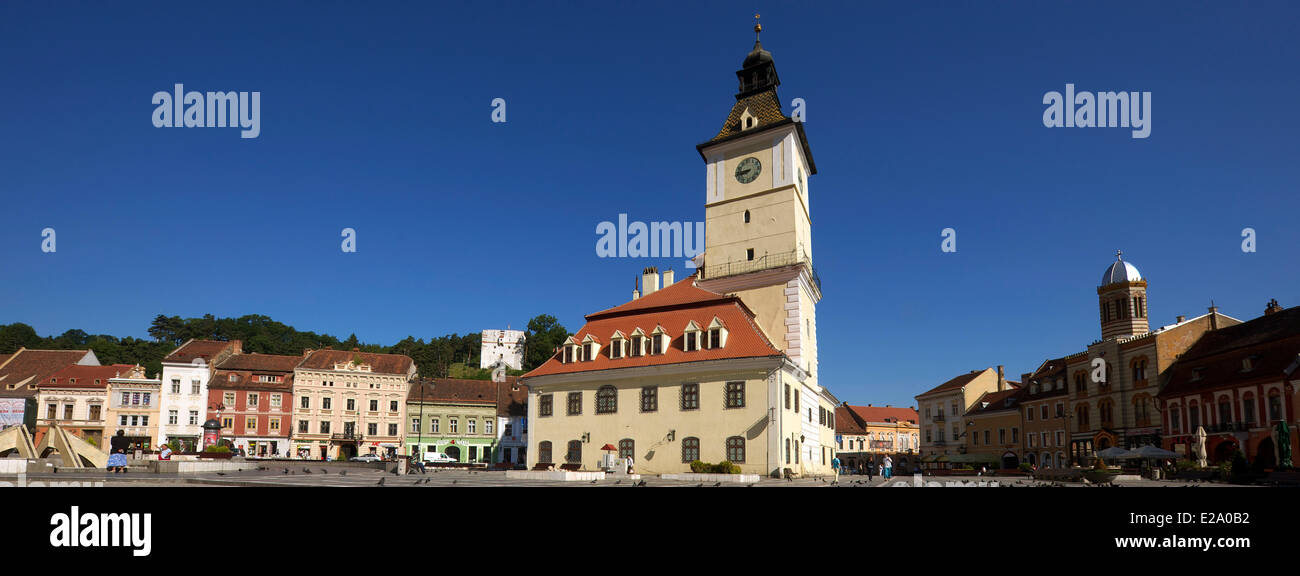 Rumänien, Siebenbürgen, Brasov, Piata Sfatului (Rathausplatz), Casa Sfatului (Sozialwohnung) Abd orthodoxe Kirche Stockfoto