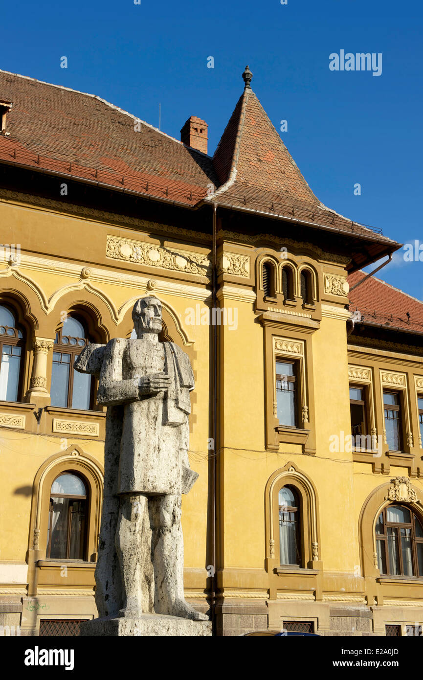 Rumänien, Siebenbürgen, Brasov, George Baritiu-Statue vor der biblioteca Stockfoto