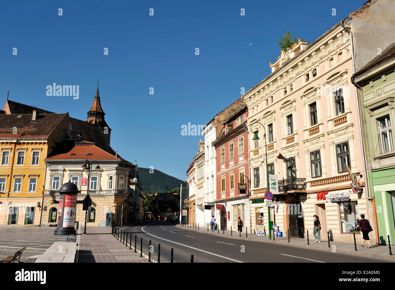 Rumänien, Siebenbürgen, Brasov, Piata Sfatului (Rates Quadrat) mit Biserica Neagra (schwarze Kirche) Stockfoto