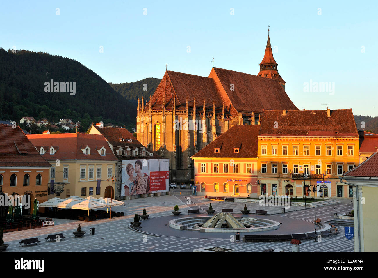 Rumänien, Siebenbürgen, Brasov, Piata Sfatului (Rates Quadrat) mit Biserica Neagra (schwarze Kirche) Stockfoto