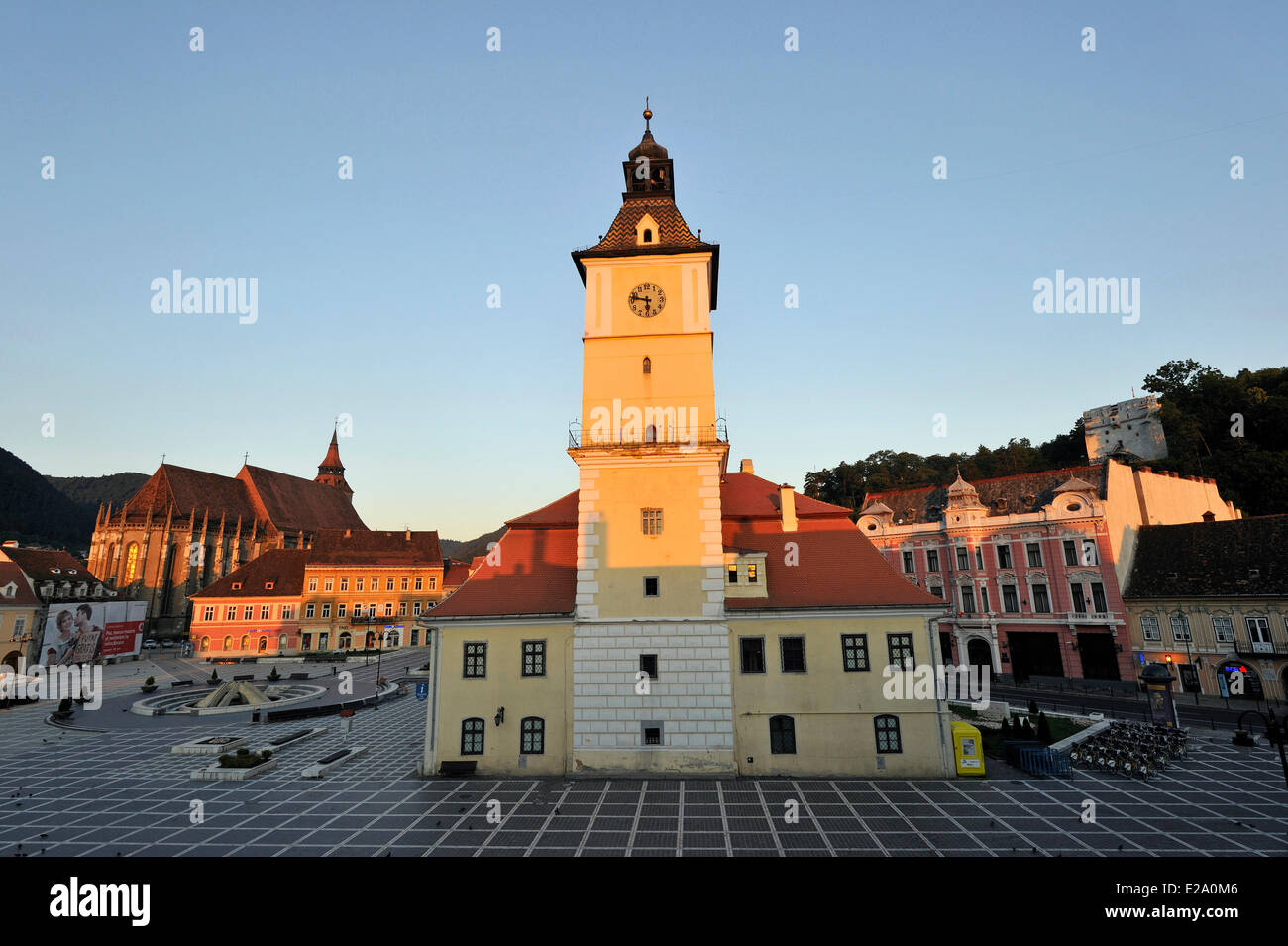 Rumänien, Siebenbürgen, Brasov, Piata Sfatului (Rates Platz), Casa Sfatului (Rathaus) und Biserica Neagra (schwarze Stockfoto