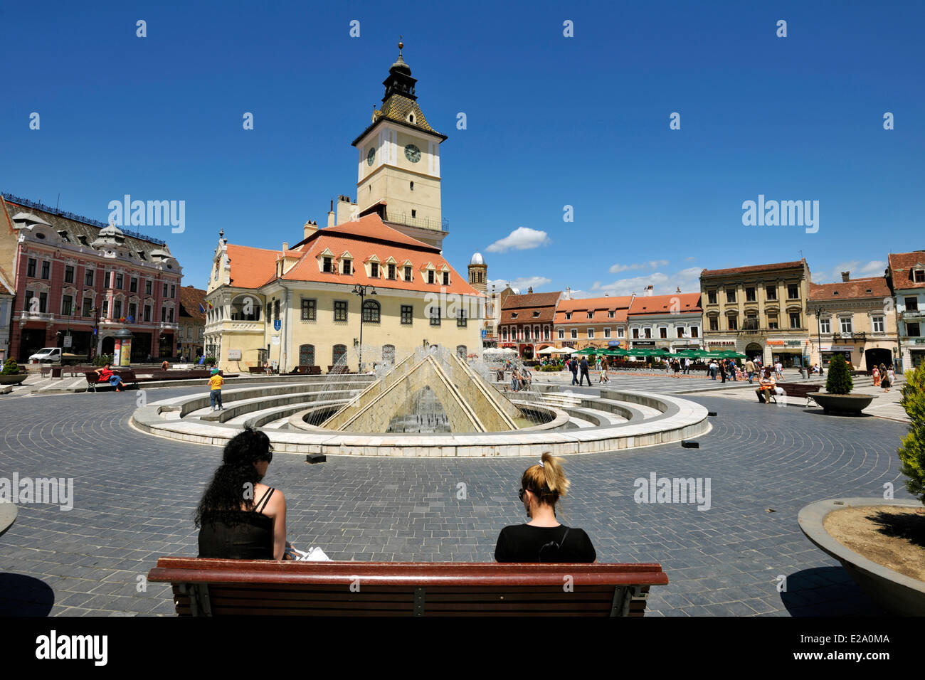 Rumänien, Siebenbürgen, Brasov, Piata Sfatului (Rates Platz), Casa Sfatului (Rathaus) Abd orthodoxe Kirche Stockfoto
