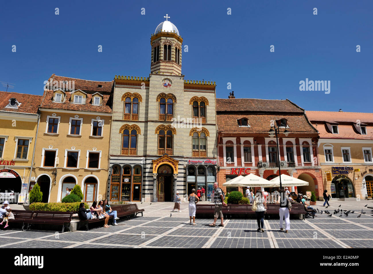Rumänien, Siebenbürgen, Brasov, Piata Sfatului (Rates Platz), orthodoxe Kirche Stockfoto