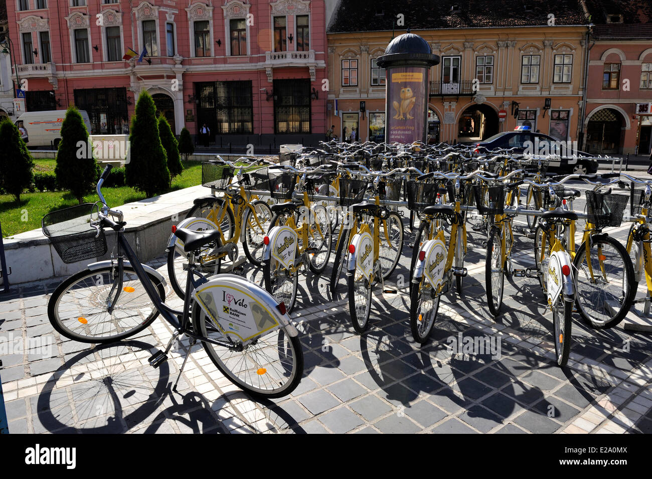 Rumänien, Transsilvanien, Brasov, Piata Sfatului (Rates Platz), mieten ein Fahrrad Stockfoto