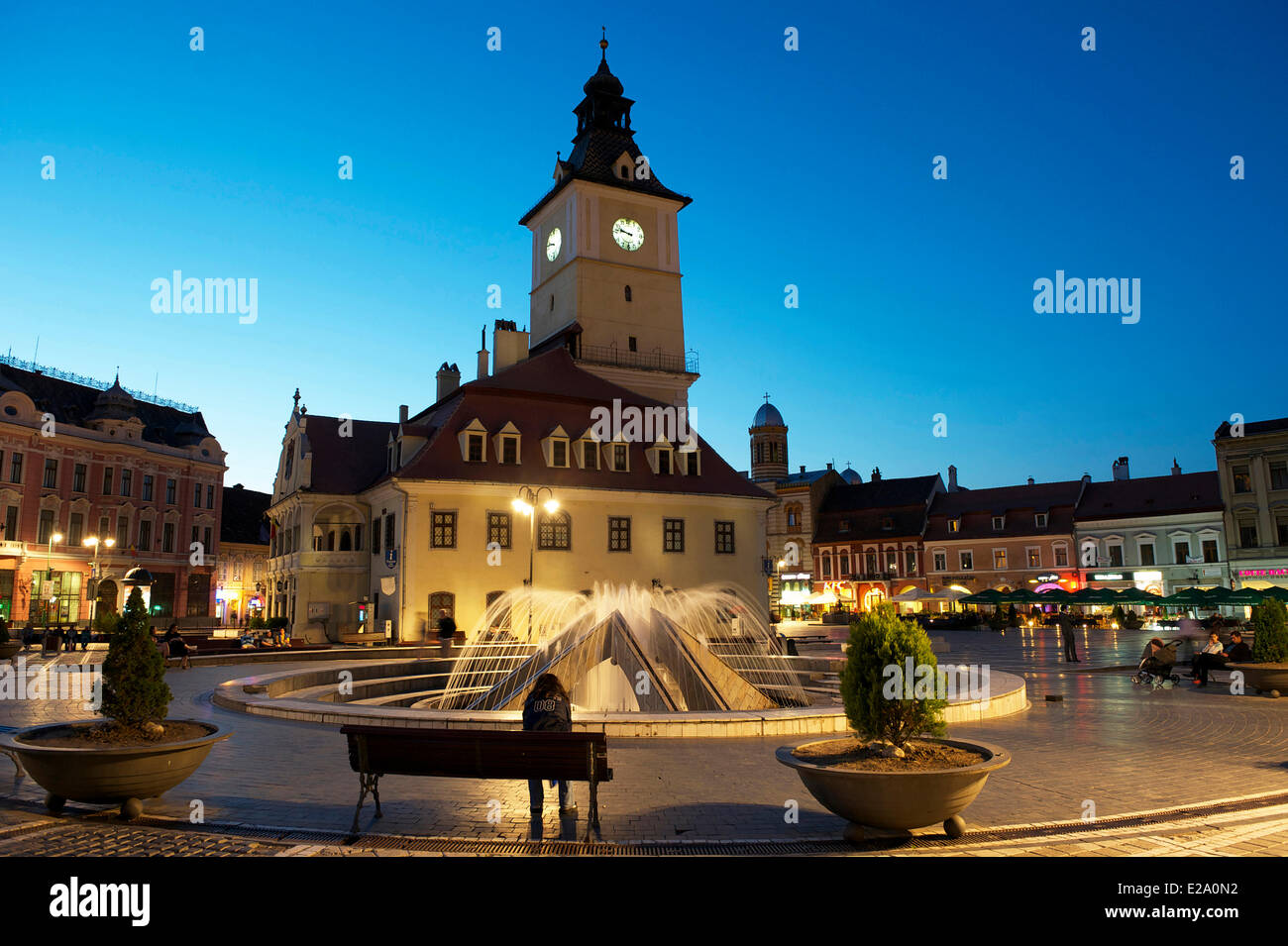 Rumänien, Siebenbürgen, Brasov, Piata Sfatului (Rates Platz), Casa Sfatului (Rathaus) Abd orthodoxe Kirche Stockfoto