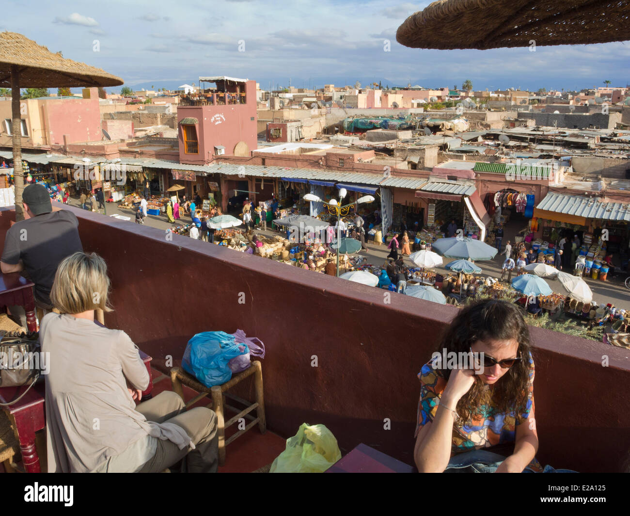 Oberen Atlas, Marrakesch, Marokko, Kaiserstadt, die Medina aufgeführten Weltkulturerbe der UNESCO, die Souks, die Gewürze-Café auf der Stockfoto